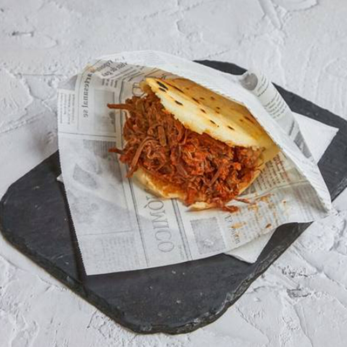 Arepa con carne mechada