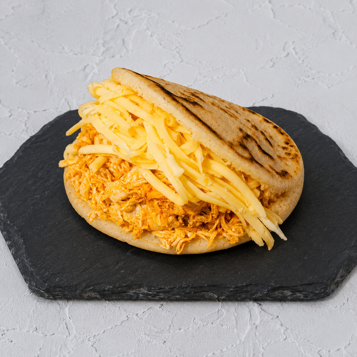 Arepa catira, pollo mechado + queso cheddar o blanco