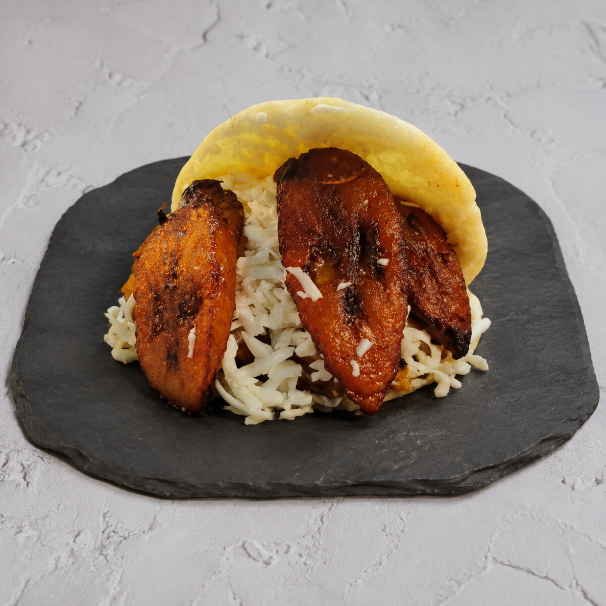Arepa con tajadas, carne, queso y plátano frito