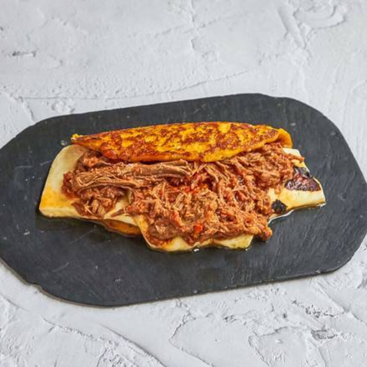 Cachapa con queso, pollo y carne