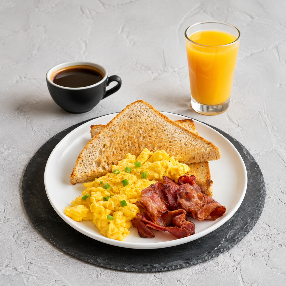 Huevos revueltos con bacon o jamón, pan, café y zumo