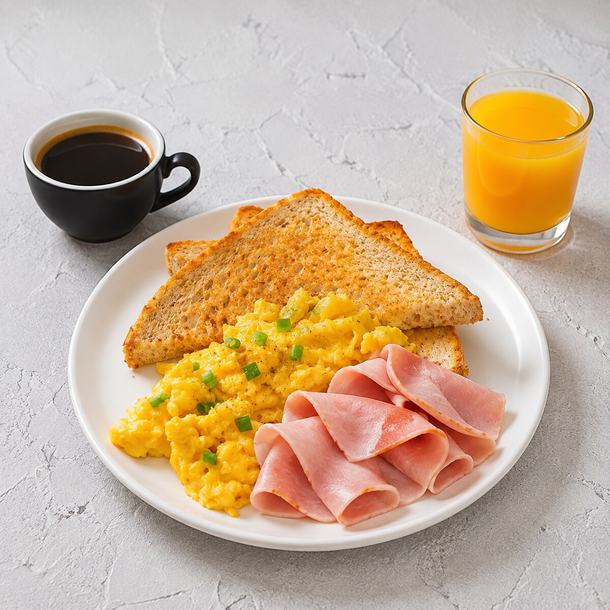 Tortilla francesa o huevos revueltos con pan, café y zumo