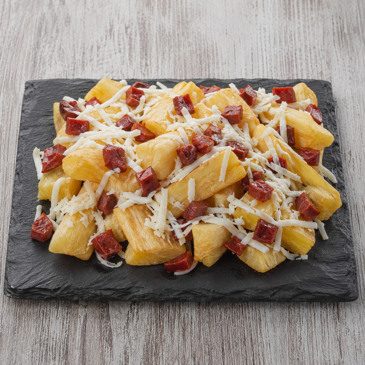 Palitos de yuca frita con queso y chorizo