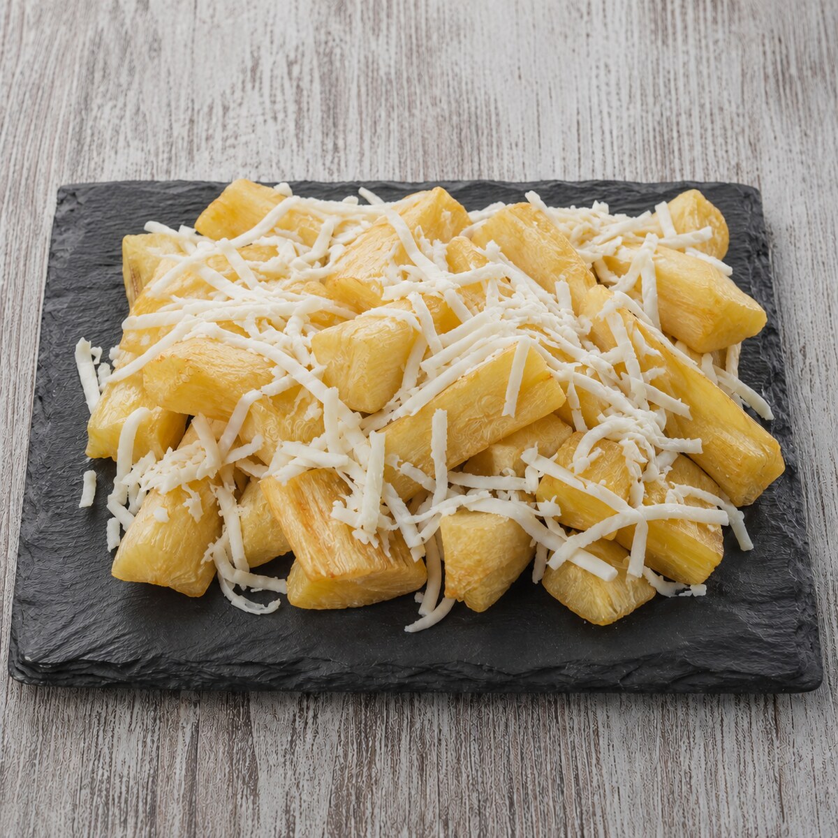 Palitos de yuca frita con queso rallado