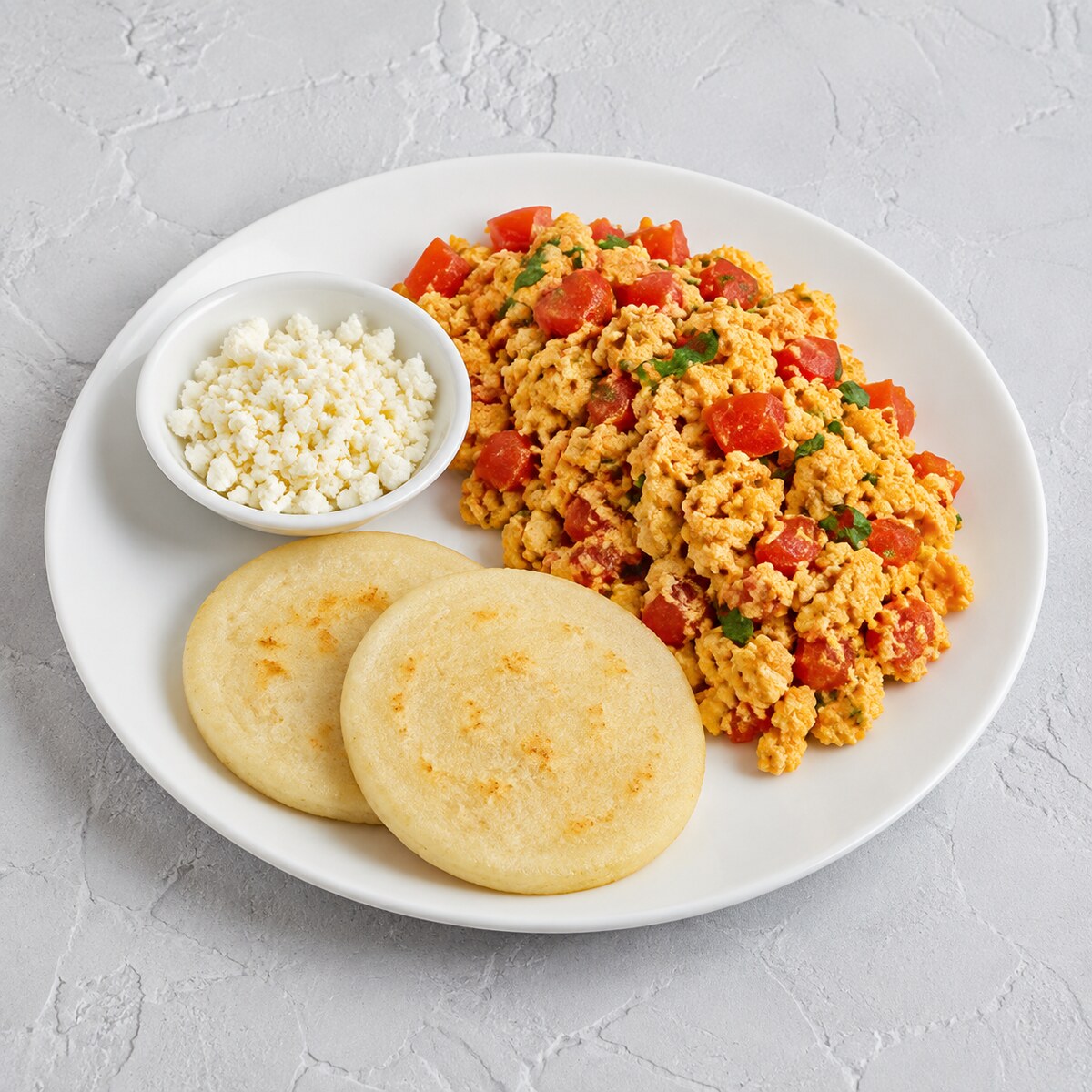Huevo perico con queso y arepa